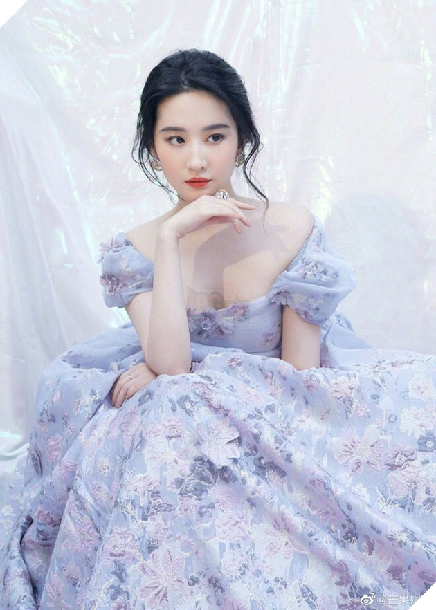 Nhan sắc dậy thì đẹp ngỡ ngàng đối lập với lối diễn đơ của Lưu Diệc Phi 9