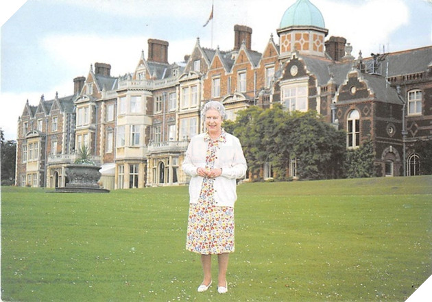 Loạt ảnh khu nghỉ dưỡng hoàng gia được nữ hoàng Anh biến thành rạp chiếu phim