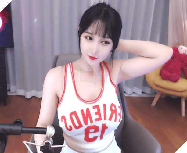 Nữ Streamer mếu máo xin lỗi khán giả vì ... quên kéo khóa quần