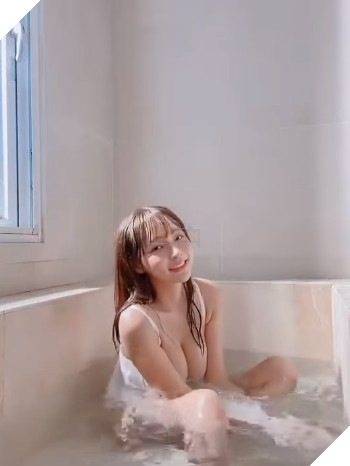 Hot girl Đài Loan Mizuki đi tắm khi mang áo sơ mi trắng chỉ để... tiết kiệm nước 2