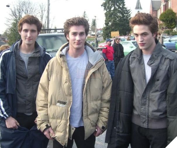 Dàn diễn viên đóng thế giống các diễn viên chính như anh chị em sinh đôi P1  2