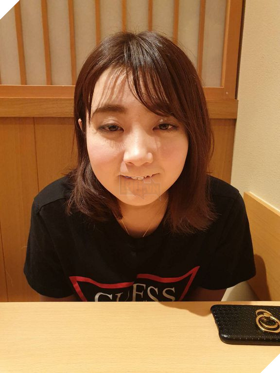 Bị fan cuồng theo đuổi, nàng hot girl tự đăng ảnh xấu xí khi không trang điểm để trốn tránh - Ảnh 2.