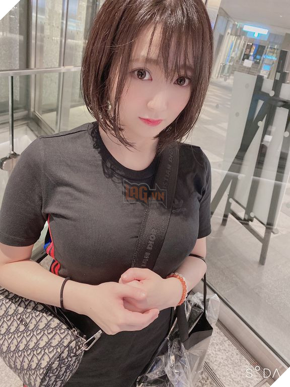 Bị fan cuồng theo đuổi, nàng hot girl tự đăng ảnh xấu xí khi không trang điểm để trốn tránh - Ảnh 3.