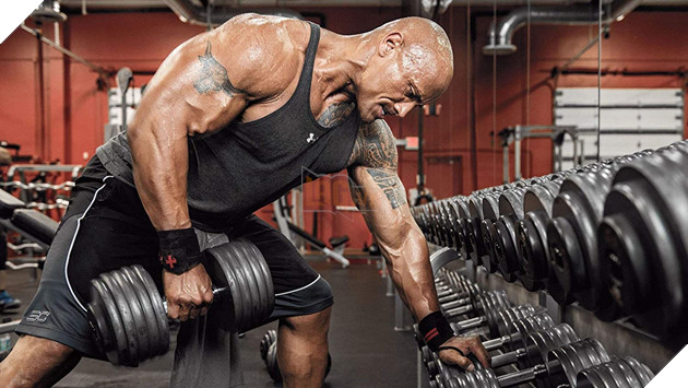 Dwayne Johnson tay không phá cổng sắt để đi quay 2
