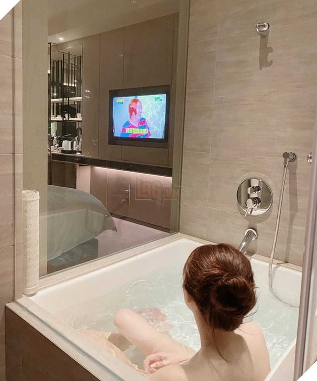 Khoe ảnh vừa xem tivi vừa tắm, hot girl khiến trang của mình gần như bị sập vì quá tải 2