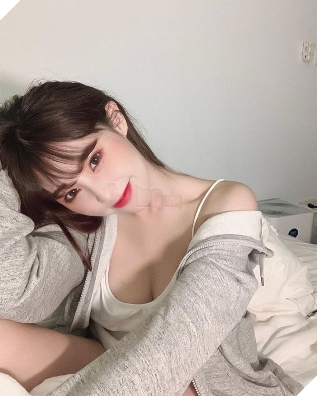 Khoe ảnh vừa xem tivi vừa tắm, hot girl khiến trang của mình gần như bị sập vì quá tải 5