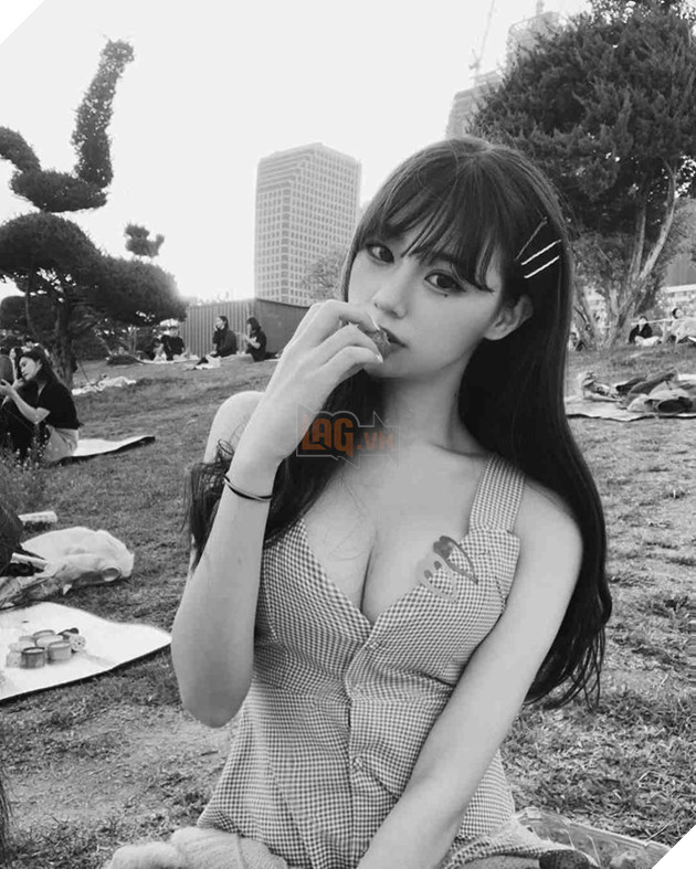 Khoe ảnh vừa xem tivi vừa tắm, hot girl khiến trang của mình gần như bị sập vì quá tải 7