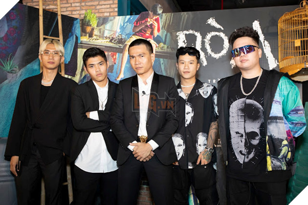 Chạy đua gần một thập kỉ để ra rạp, RÒM được cả showbiz tề tựu chúc mừng ngày công chiếu 12