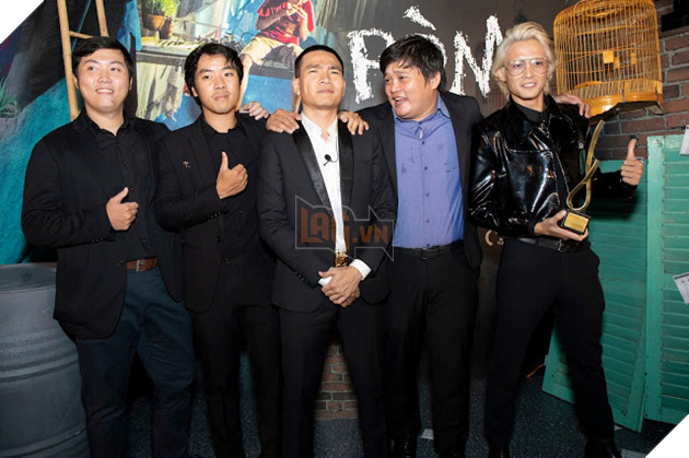 Chạy đua gần một thập kỉ để ra rạp, RÒM được cả showbiz tề tựu chúc mừng ngày công chiếu 17