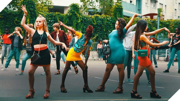 Cuties: Bộ phim Netflix gây tranh cãi dữ dội với chi tiết trẻ vị thành niên gợi dục 4