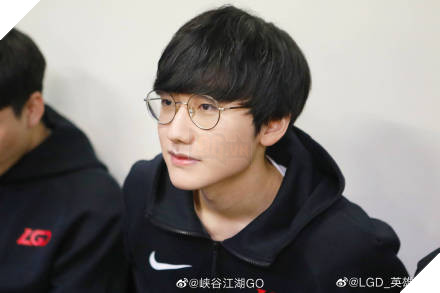 Không chỉ phong độ tệ hại, Peanut còn bị fan LPL ném đá vì spam biểu tượng logo SKT và các team LCK - Ảnh 1.