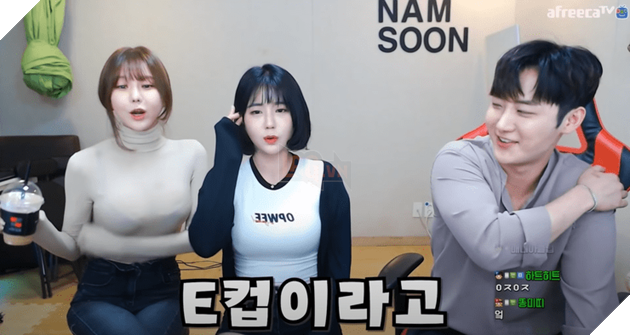 Nữ Hàn Quốc sau khi độ vòng 1 đã làm kèo so ngực với đồng nghiệp trên Youtube