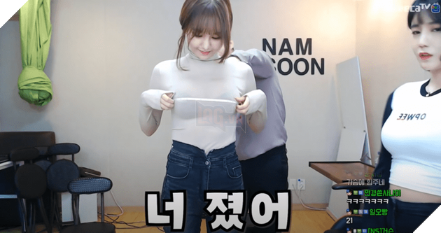 Nữ Hàn Quốc sau khi độ vòng 1 đã làm kèo so ngực với đồng nghiệp trên Youtube 3