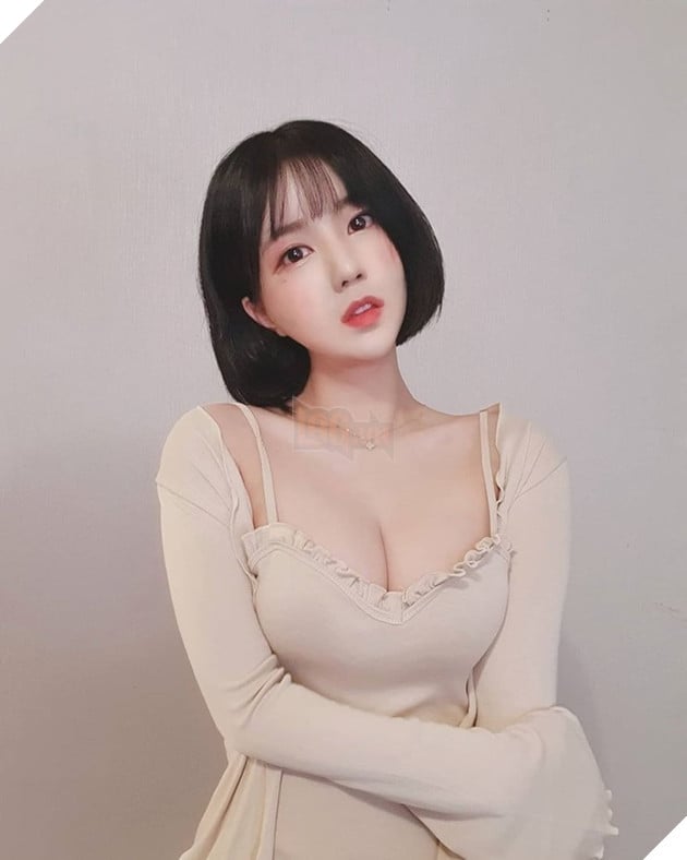 Nữ Hàn Quốc sau khi độ vòng 1 đã làm kèo so ngực với đồng nghiệp trên Youtube 6