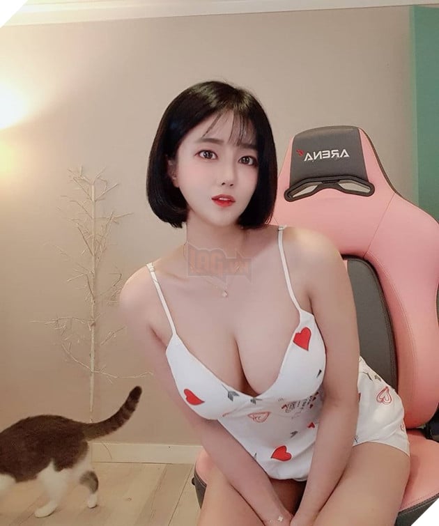 Nữ Hàn Quốc sau khi độ vòng 1 đã làm kèo so ngực với đồng nghiệp trên Youtube 7