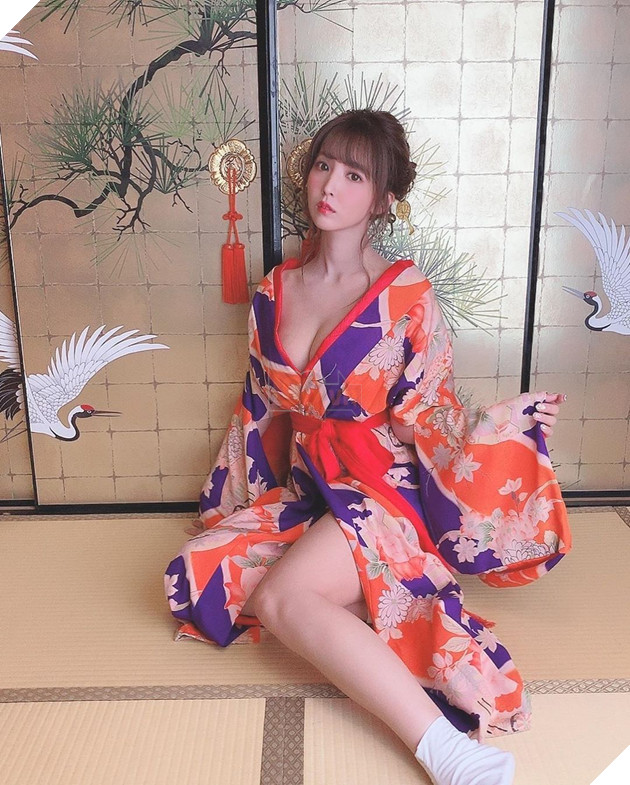 Nội y của nữ diễn viên phim 18+ được mang ra đấu giá, đắt xắt ra miếng 6