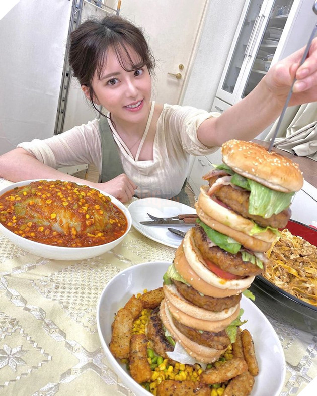 Nhận được lời mời làm ảnh mẫu cho Playboy, nữ Youtuber Mukbang liền bắt lấy cơ hội 2