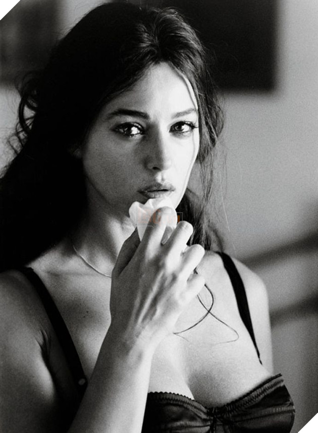 Vẻ đẹp sexy của Bond girl lớn tuổi nhất lịch sử điện ảnh Hollywood từng được mệnh danh là quả bom sex  5