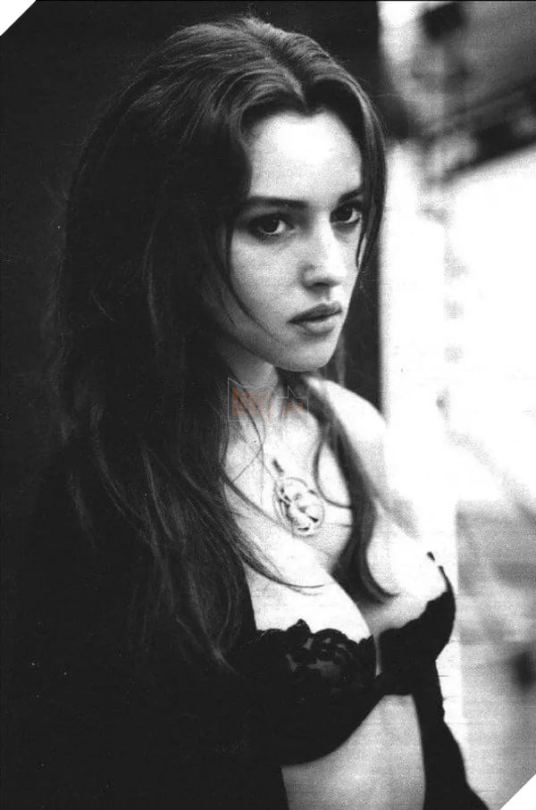 Vẻ đẹp sexy của Bond girl lớn tuổi nhất lịch sử điện ảnh Hollywood từng được mệnh danh là quả bom sex  4