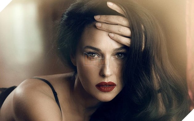 Vẻ đẹp sexy của Bond girl lớn tuổi nhất lịch sử điện ảnh Hollywood từng được mệnh danh là quả bom sex 