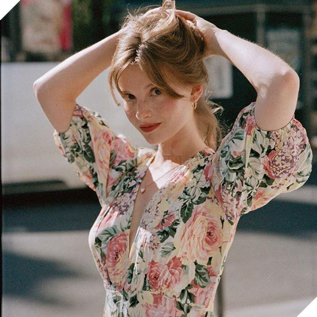 Chiêm ngưỡng sắc đẹp khiến nhiều người điêu đứng của nàng mẫu người Pháp