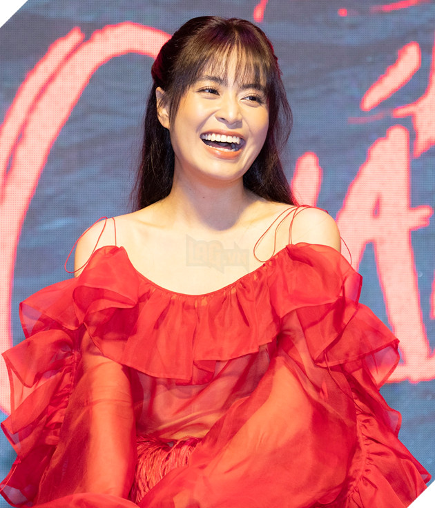 Cận cảnh nhan sắc Hoàng Thuỳ Linh trong showcase Trái tim quái vật