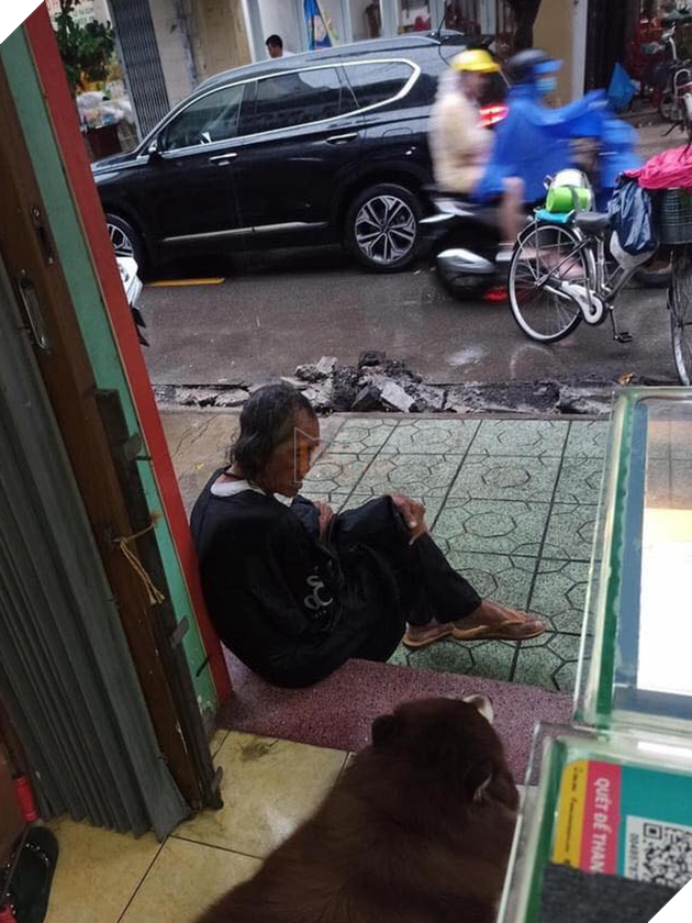 Ông cụ mặc áo mưa dừng xe đạp vào nhà người lạ để...trò chuyện, mang bánh cho &quot;chó nhà người ta&quot; - Ảnh 1.