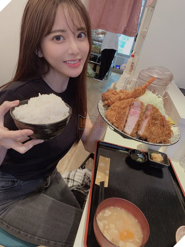 Nữ Youtuber làm video Mukbang nhưng lại được Playboy mời chụp ảnh vì quá xinh đẹp