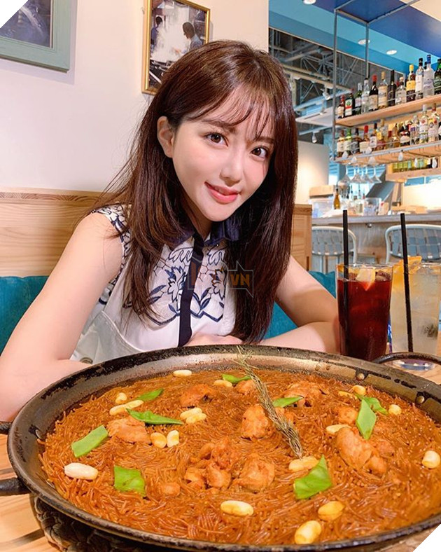 Nữ Youtuber làm video Mukbang nhưng lại được Playboy mời chụp ảnh vì quá xinh đẹp 2