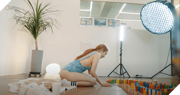 Nữ YouTuber Hàn Quốc với chiếc yếm denim ngắn khi chơi Dominos, khiến người xem bỏng mắt 2