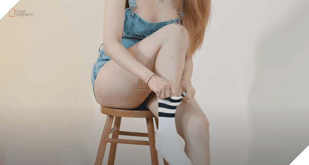 Nữ YouTuber Hàn Quốc với chiếc yếm denim ngắn khi chơi Dominos, khiến người xem bỏng mắt 6