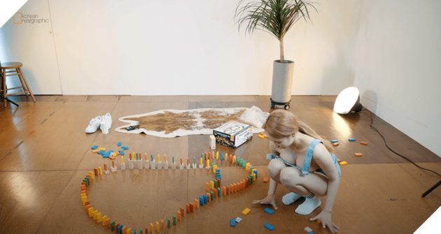 Nữ YouTuber Hàn Quốc với chiếc yếm denim ngắn khi chơi Dominos, khiến người xem bỏng mắt 7