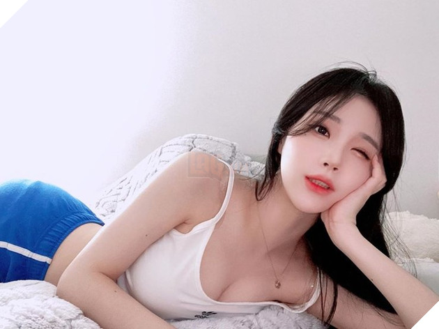 Nữ streamer làm giàu từ ngành người mẫu nội y, nhưng lại muốn từ bỏ để trở thành y tá 2