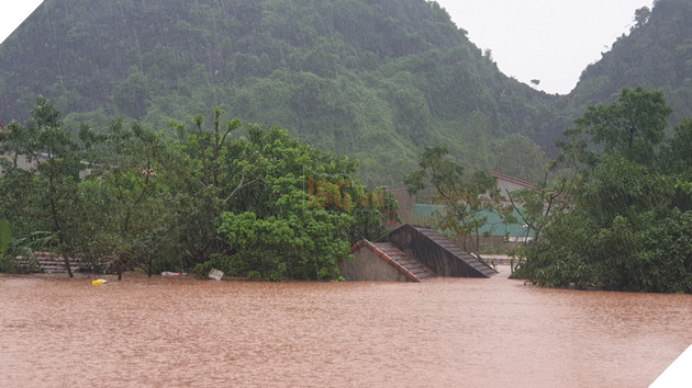  
Nước lũ nhấn chìm những ngôi nhà tại thị trấn Phong Nha. (Ảnh: Tuổi Trẻ)
