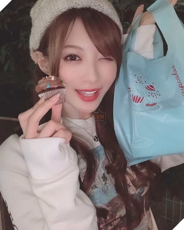 Rich Girl Theo đuổi ước mơ của mình là một nữ diễn viên JAV trong khi lấy bằng đại học. 3