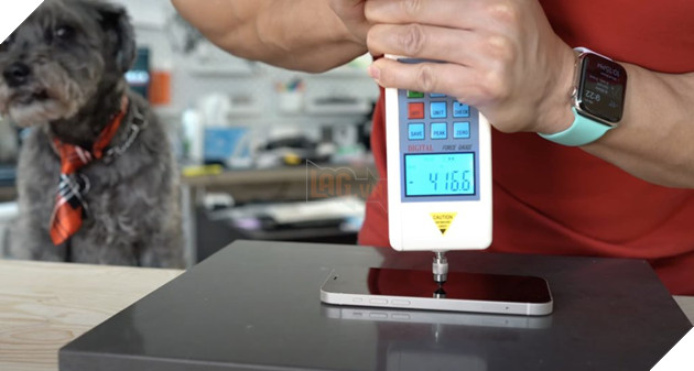 Các bài kiểm tra độ bền đầu tiên cho thấy cải tiến đáng chú ý trên iPhone 12 với Ceramic Shield