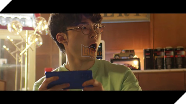 LMHT: Faker lại tiếp tục đóng quảng với thần thái ngút ngàn, nhưng đôi môi căng mọng mới là thứ được fan chú ý nhiều nhất