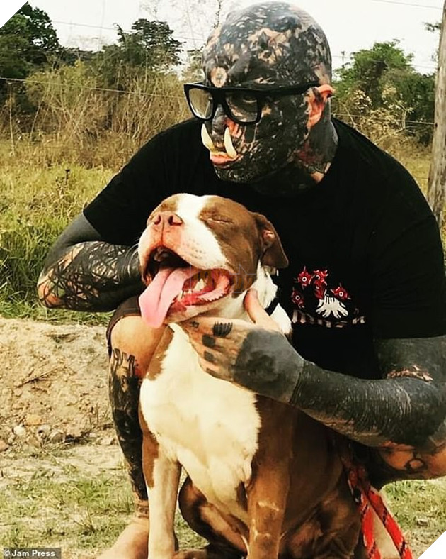  Chuyện kinh dị có thật Mê Orc, người đàn ông tự biến mình thành quái vật bằng cách cấy ngà, chẻ đôi lưỡi,... 4