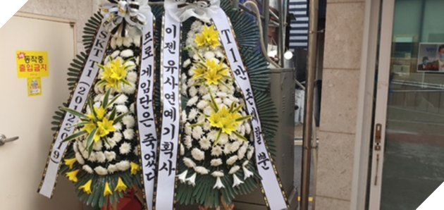 LMHT: T1 tiếp tục bị fan lên tiếng tẩy chay, thuê cả xe tải nhỏ giăng biểu ngữ phản đối gay gắt