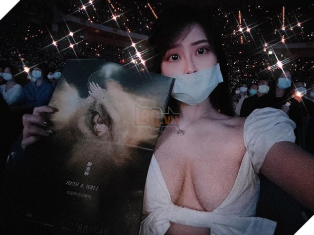 Nữ Streamer này khiến người xem buổi hoà nhạc không thể tập trung, dù cô không là nhân vật chính 2