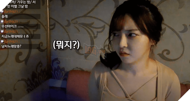 Stream tai quán Karaoke, Streamer sexy Momo cực sốc khi nghe âm thanh 19+ ở phòng bên cạnh  2