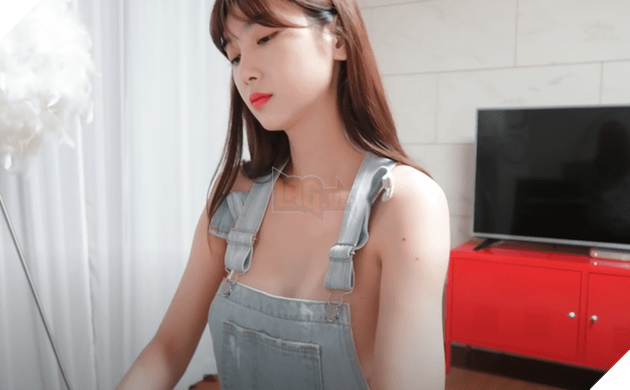 Nữ YouTuber gợi cảm với trang phục ngắn cũn trong video mới nhất, thừa nhận khoe vẻ sexy có chủ đích 3