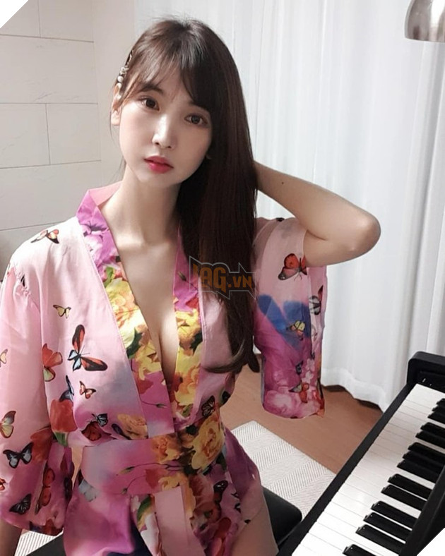 Nữ YouTuber gợi cảm với trang phục ngắn cũn trong video mới nhất, thừa nhận khoe vẻ sexy có chủ đích 7