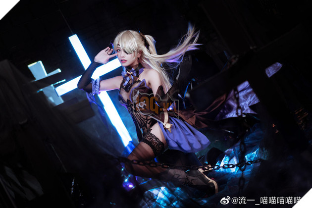 Bất chấp tâm hồn dạt dào , nữ coser hóa thân Fischl Genshin Impact phiên bản dậy thì thành công! 4