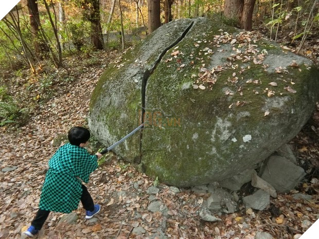 Không chỉ là cosplay! Sự thật đằng sau bức ảnh chẻ đá giống với Tanjiro Kimetsu No Yaiba là đây!