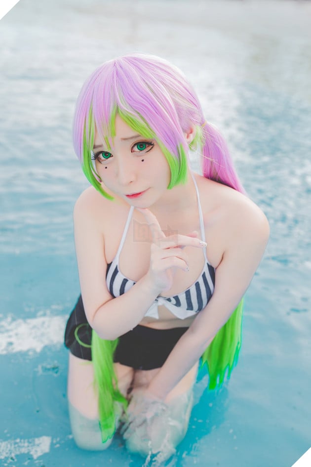Nữ coser làm fan lòi con mắt với cosplay Luyến Trụ Kimetsu No Yaiba skin Tiệc Bể Bơi 11
