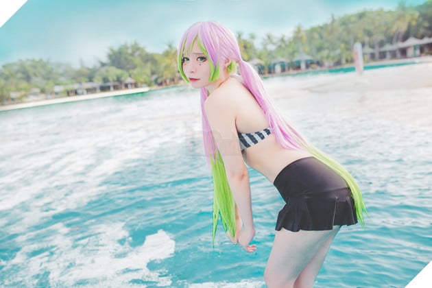 Nữ coser làm fan lòi con mắt với cosplay Luyến Trụ Kimetsu No Yaiba skin Tiệc Bể Bơi 2