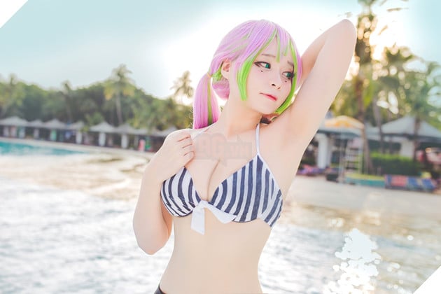 Nữ coser làm fan lòi con mắt với cosplay Luyến Trụ Kimetsu No Yaiba skin Tiệc Bể Bơi