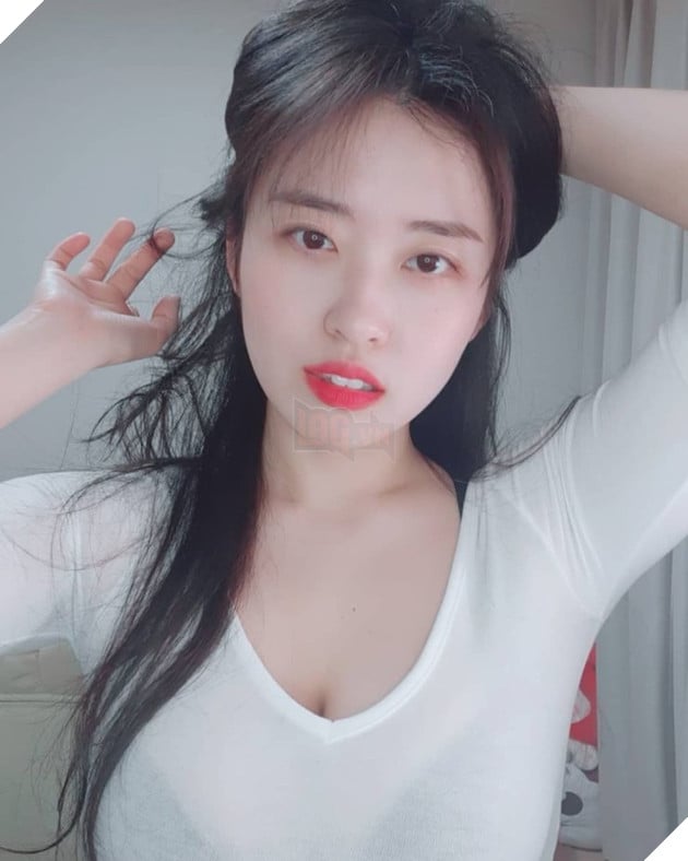 Streamer Hàn Quốc Soram đã thu hút cộng đồng mạng bằng cách khoe nốt ruồi trên ngực của cô 2