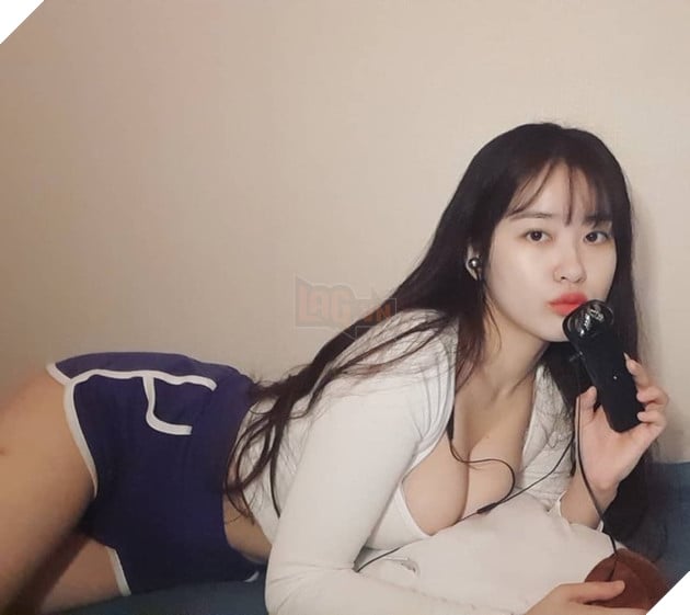 Streamer Hàn Quốc Soram đã thu hút cộng đồng mạng bằng cách khoe nốt ruồi trên ngực của cô 5